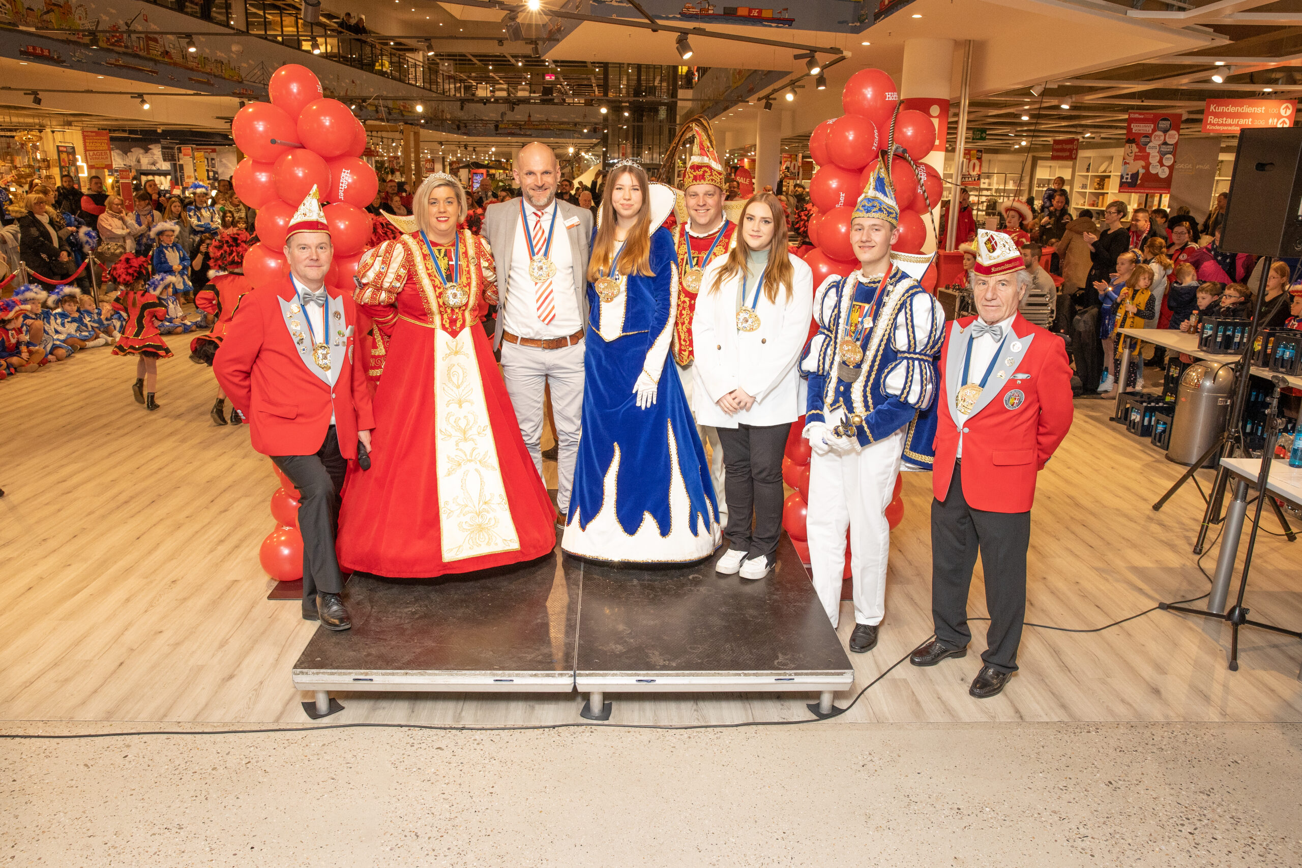 v.l. KA-Präsident Andreas Picker, Novesia Nicole I., Hausleiter Möbel Höffner Florian Dunkelmann, Kinderprinzessin Marie I., Prinz Mark I., Marketingleiterin Möbel Höffner Michelle Gundert, Kinderprinz Max I., KA-Schatzmeister Gerd Butter